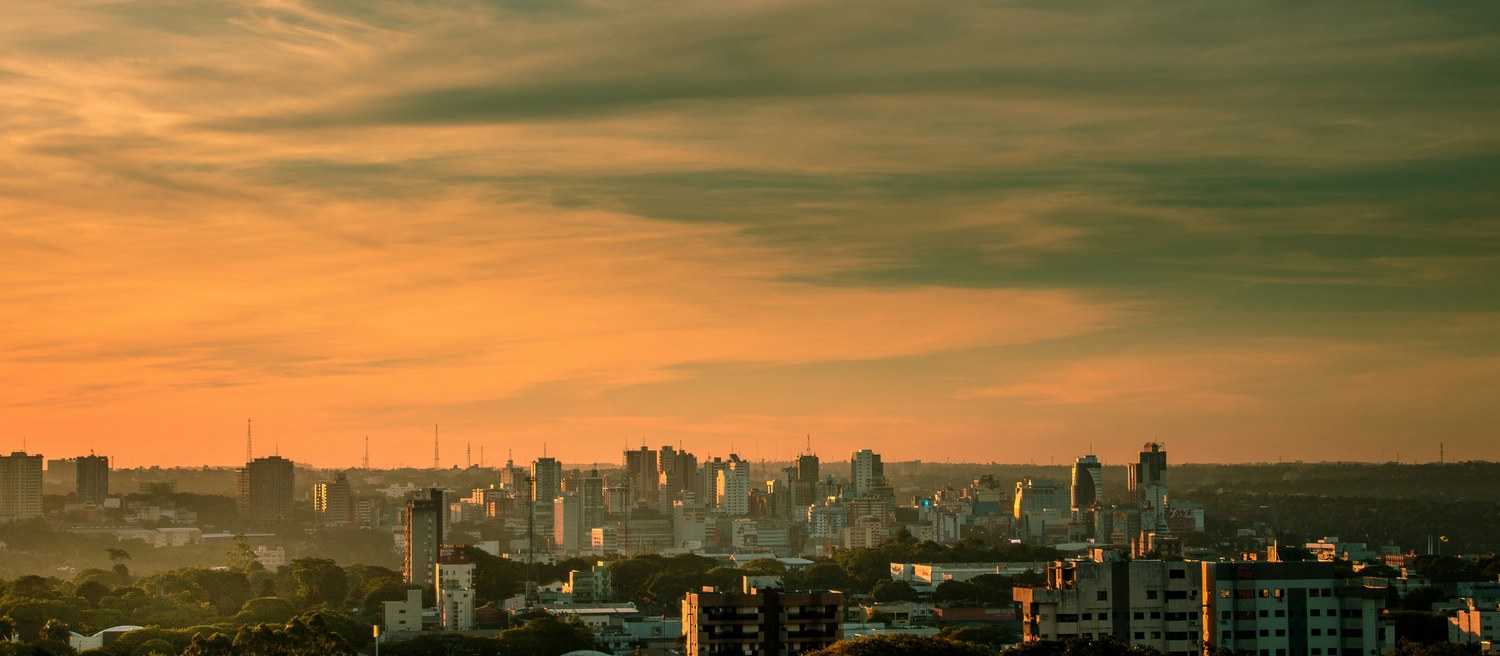 Skyline van Asunción bij zonsondergang